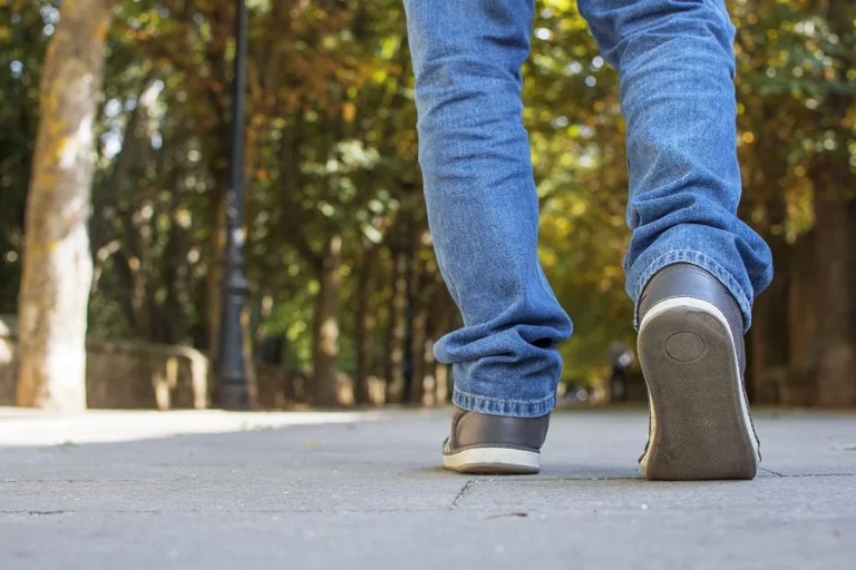 La ciencia destaca los beneficios desconocidos de caminar hacia atrás