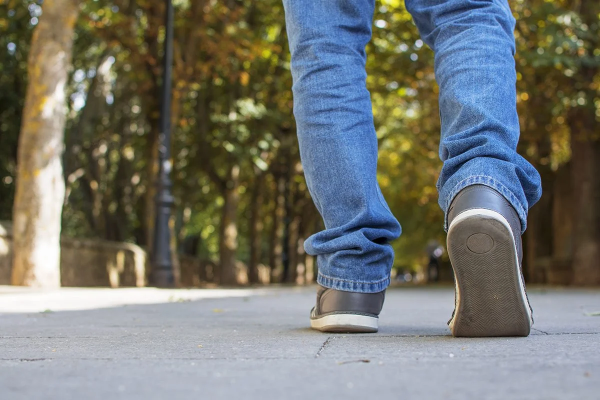 La ciencia destaca los beneficios desconocidos de caminar hacia atrás La ciencia destaca los beneficios desconocidos de caminar hacia atrás