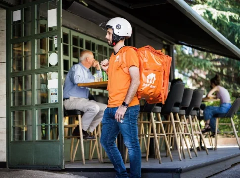 La empresa defiende su apuesta por contratos laborales frente a las condiciones precarias de Glovo La empresa defiende su apuesta por contratos laborales frente a las condiciones precarias de Glovo
