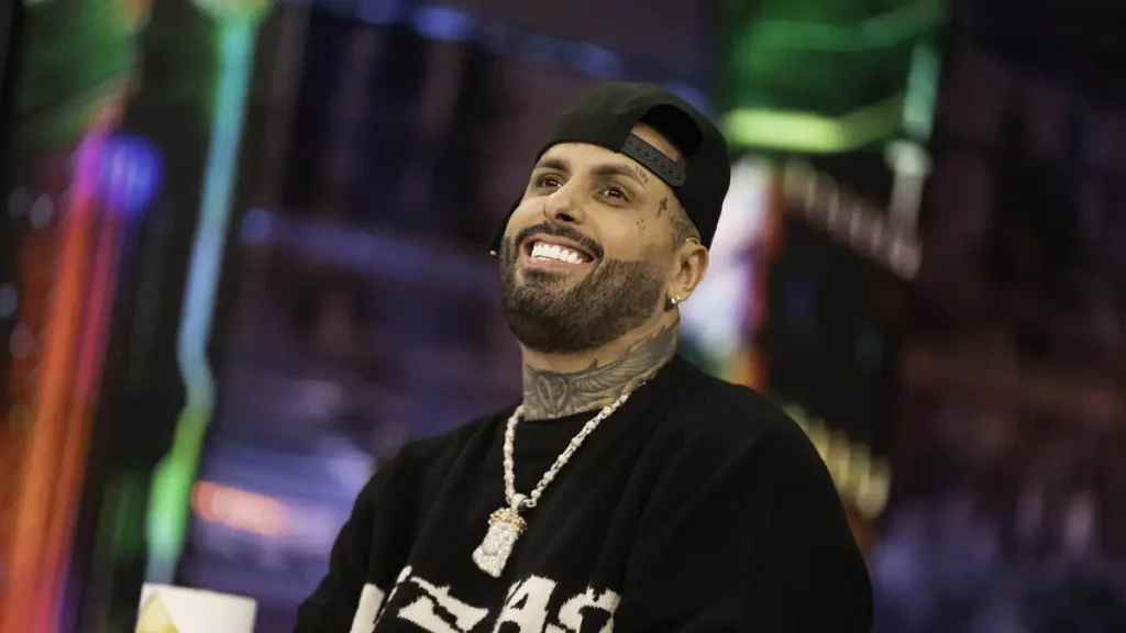 La gira de Nicky Jam transita entre el humor, el jet lag y las presentaciones sin descanso