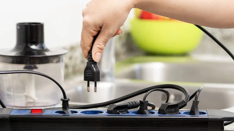 La lista de los electrodomésticos que debes desconectar para reducir la factura de la luz este verano Fuente: Freepik