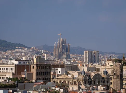 La medida refuerza la estrategia del Ayuntamiento para devolver más de 10.000 pisos turísticos al mercado residencial antes de 2028 La medida refuerza la estrategia del Ayuntamiento para devolver más de 10.000 pisos turísticos al mercado residencial antes de 2028