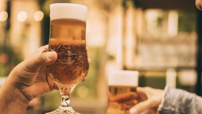 La cerveza bajo el sol: el hábito que parece inofensivo pero puede perjudicarte más de lo que crees