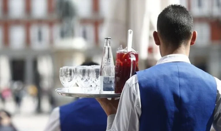 Más pobres que en 2008: los camareros encabezan la lista de trabajadores peor pagados