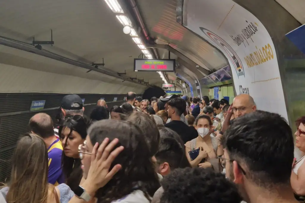 Sofocos y "un infierno" en el interior del Metro de Madrid mientras regalan abanicos y sombreros para ver al Papa 1 Aglomeraciones en la línea 5 de Metro de Madrid