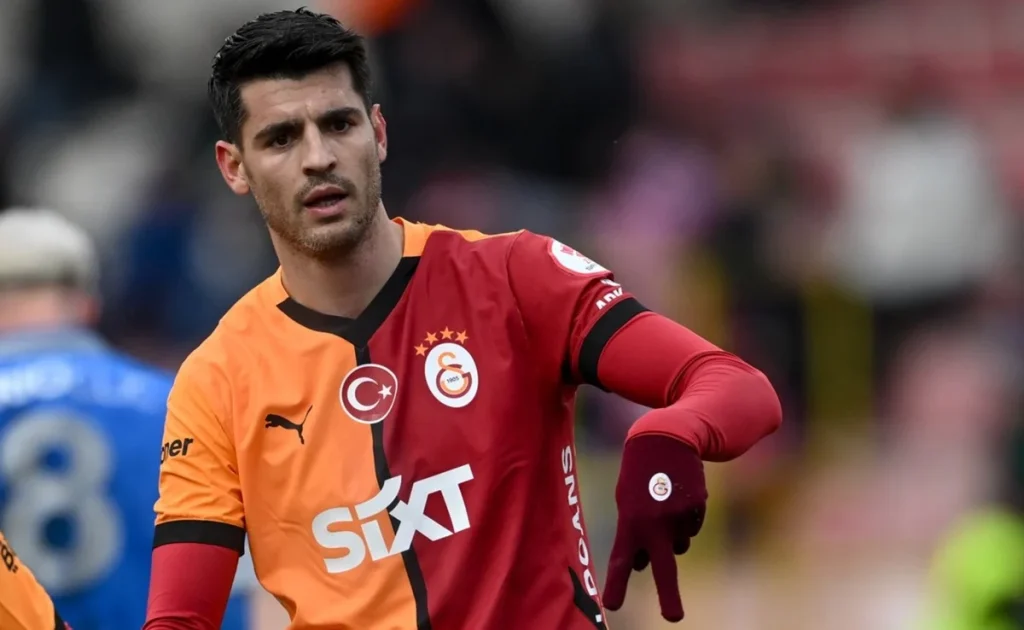 Morata tranquiliza a Luis de la Fuente: vuelve a una liga top 1 Morata paraliza su fichaje por el Sevilla FC tras recibir un ofertón de un viejo amigo Fuente: Galatasaray SK