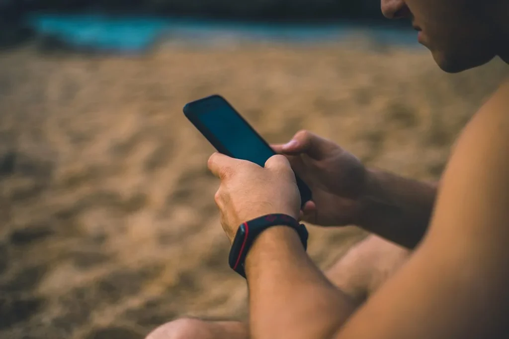 NO INTRODUZCAS EL MÓVIL EN UN LUGAR FRESCO