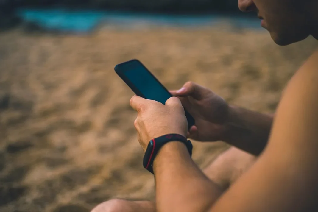 NO INTRODUZCAS EL MÓVIL EN UN LUGAR FRESCO