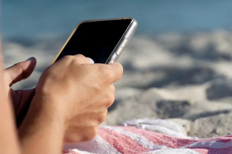 Prepárate para el verano con los mejores trucos para enfriar el móvil rápido cuando se caliente en exceso en la playa