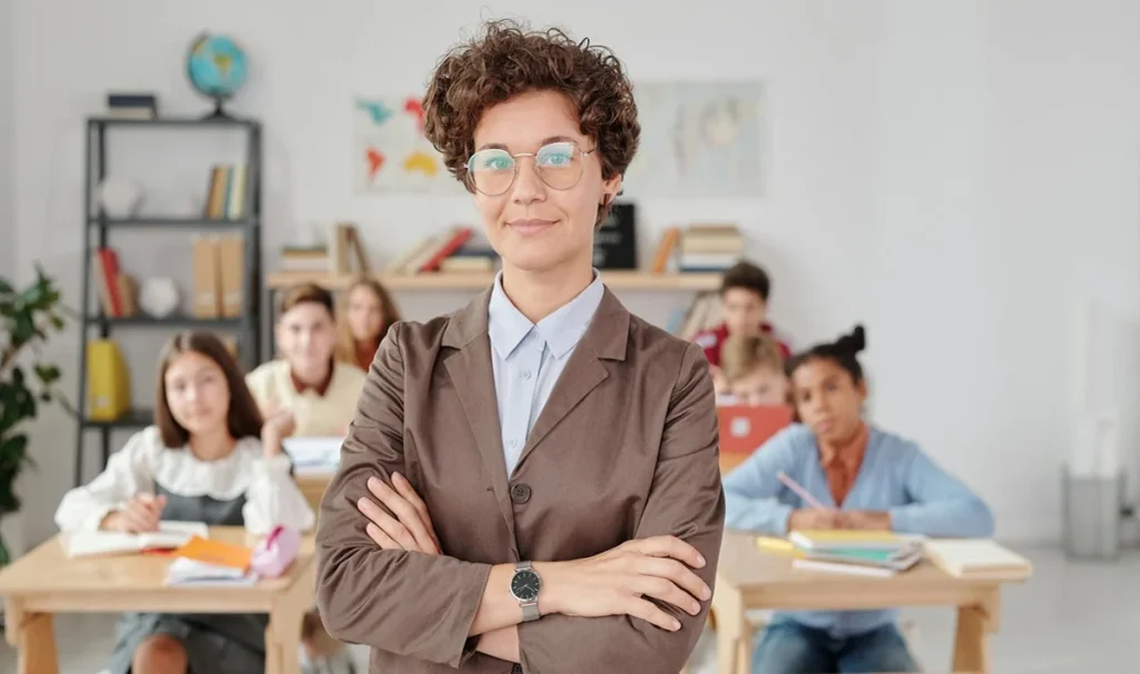 La OCDE desvela en un demoledor informe que los profesores de primaria trabajan más que el resto en España 1 Profesor de primaria