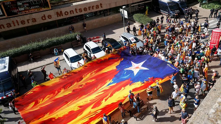 Protestas frente al Monasterio por parte del independentismo