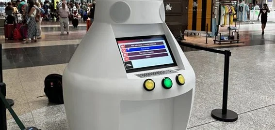 España prueba su 'estación de tren del futuro' en Málaga: inteligencia accesible, robots y proyecciones 1 Proyecciones luminosas en los andenes indican la puerta accesible del tren en tiempo real