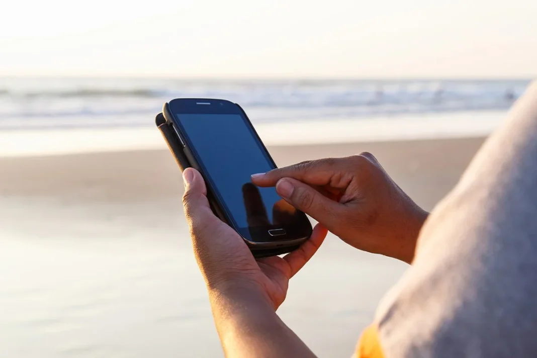 QUITA LA FUNDA DEL MÓVIL