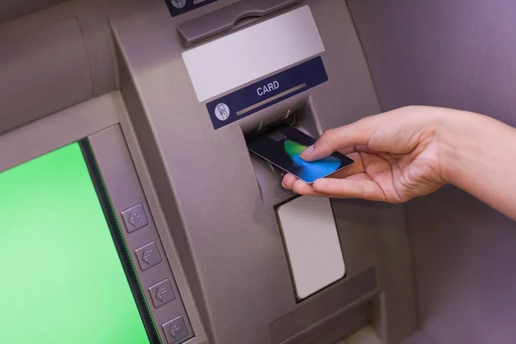 ROBAN EL DINERO CON EL 'JACKPOTTING' SIN LEVANTAR SOSPECHAS