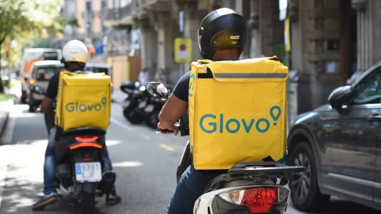 Sueldo, contrato y condiciones de un repartidor de Glovo en España