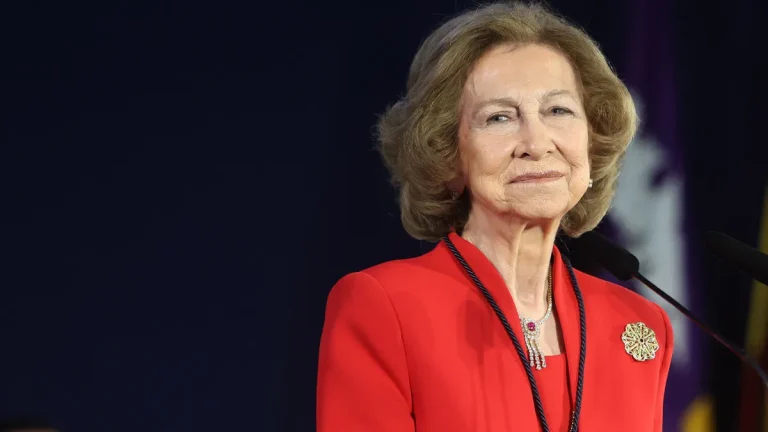 Una experta en Casa Real revela por qué tienen a la reina emérita Sofía esperando y sin el Toisón de Oro