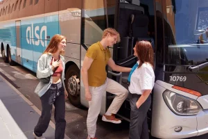 'Verano Joven': El plan de movilidad que impulsa el turismo juvenil pero olvida a la España vaciada