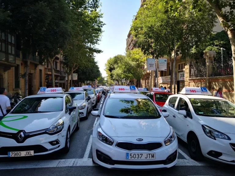 La OCU alerta de cláusulas abusivas en las autoescuelas: revisa esto antes de matricularte