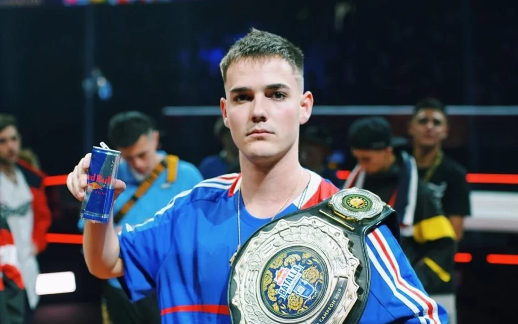 Bnet con el cinturón de campeón internacional de Red Bull