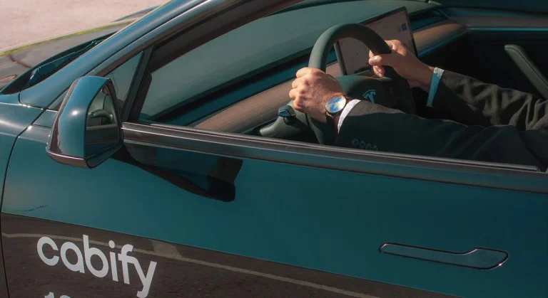 Cabify 'empuja' a los conductores de VTC a jornadas de más de 12 horas para cobrar suplementos