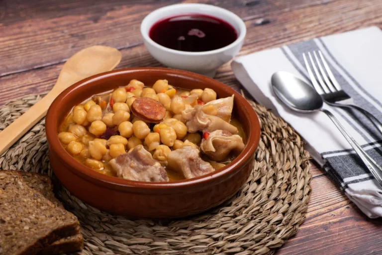 Si le echas agua del grifo al cocido madrileño, nunca te saldrá como el de tu abuela. El truco está en el tipo de agua y en este paso previo