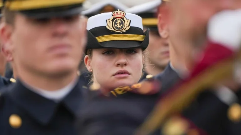 Leonor regresa a España con planes de abandonar a Felipe VI y Letizia