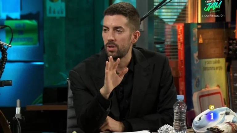 Un invitado de 'La Revuelta' paralizó la Gran Vía con un show sorpresa desde el metro hasta el Teatro Príncipe