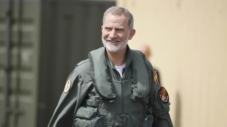Felipe VI cruza la línea con un comentado gesto hacia Leonor durante una exhibición aérea