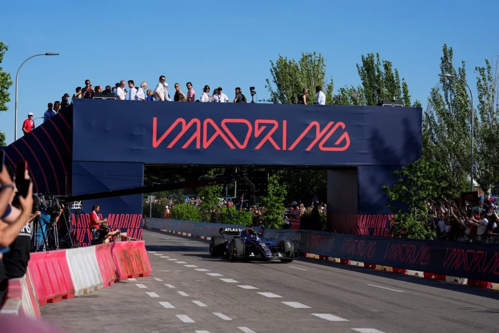 El GP de Madrid de F1 sufre el despecho de Fernando Alonso y de miles de aficionados a la espera de homologación 1 Las críticas de aficionados locales e internacionales a Madring