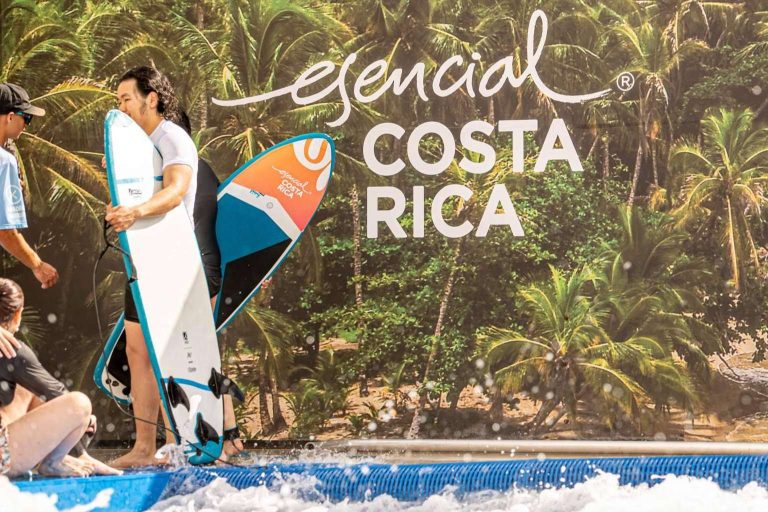 Esencial Costa Rica y Honna Surf Hub se unen para proteger los océanos con el proyecto 'Surfing The Pura Vida'