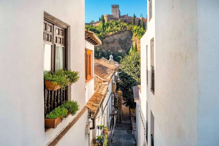 Lo que esconde el Albaicín y el Sacromonte; el lado más desconocido (y mágico) de Granada que no aparece en las postales