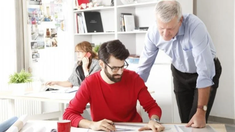 jóvenes trabajadores ascenso jefe Fuente: Europa Press