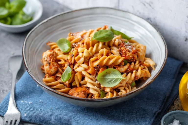 ¿Se te quema hasta el agua? Apunta esta receta de pasta con solo 3 ingredientes que te hará sentir como un auténtico chef italiano