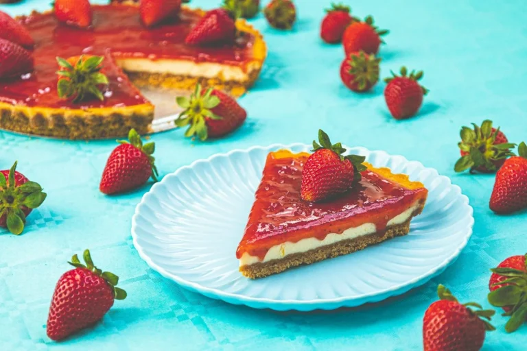 El secreto para un cheesecake de fresa cremoso y sin horno: conquista a todos en tu próxima cena con este postre viral en minutos