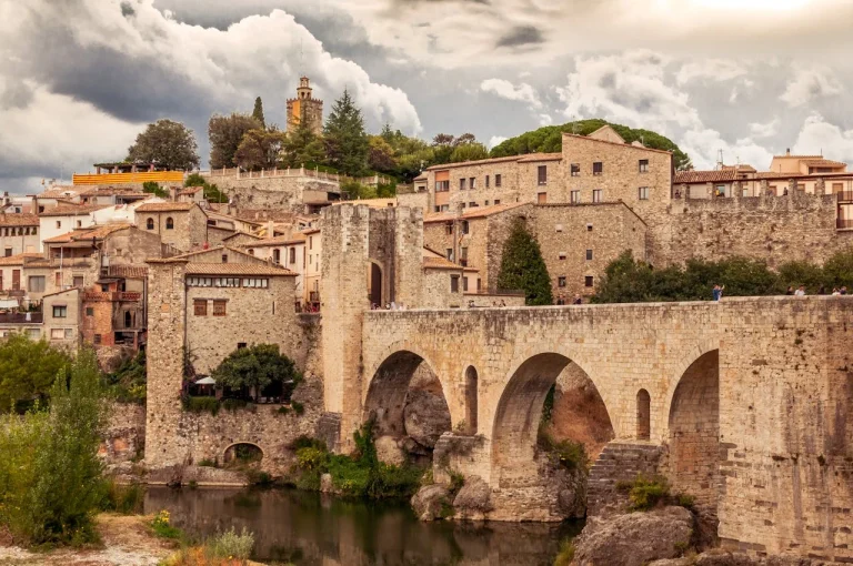 Viaja en el tiempo: este pueblo medieval catalán, con su puente asombroso, es tu puerta a un cuento de hadas real
