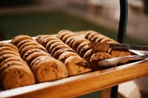 Descubre las galletas de avena y plátano que no engordan: el snack saludable que te quita el antojo dulce sin remordimientos y con solo 2 ingredientes