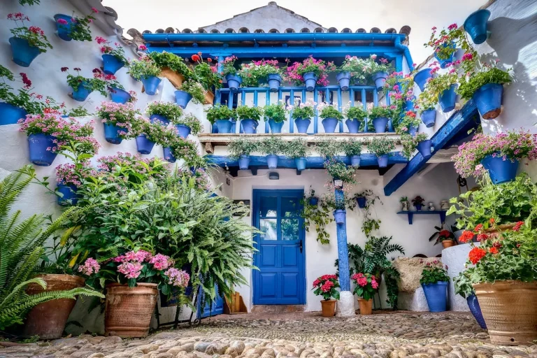 Prepárate para la explosión de color: la fiesta de Córdoba que atrae al mundo entero es un laberinto de flores y aromas que debes vivir en primavera
