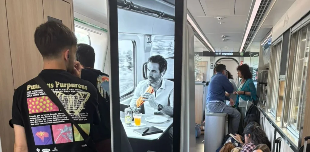 Pasajeros de Renfe sin asiento en un AVLO de Zamora destino Chamartín