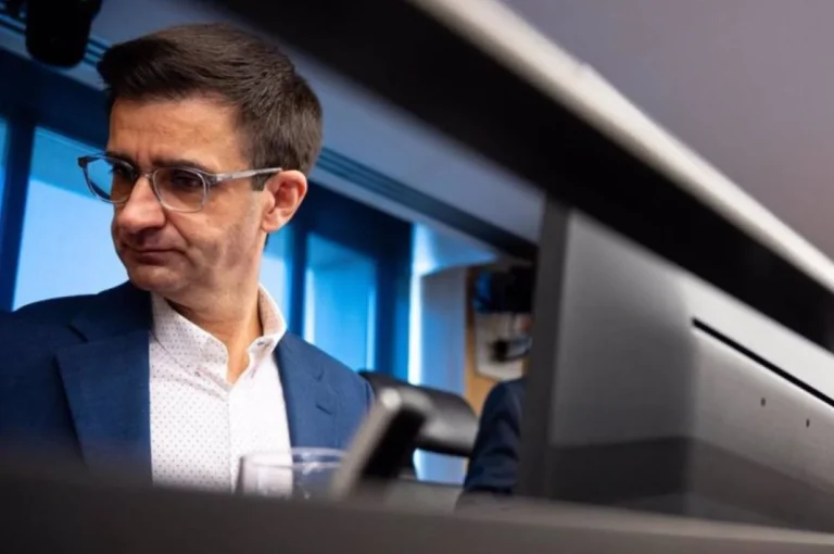 El presidente de RTVE entra al trapo atacando al resto de medios y denuncia un complot contra La 1