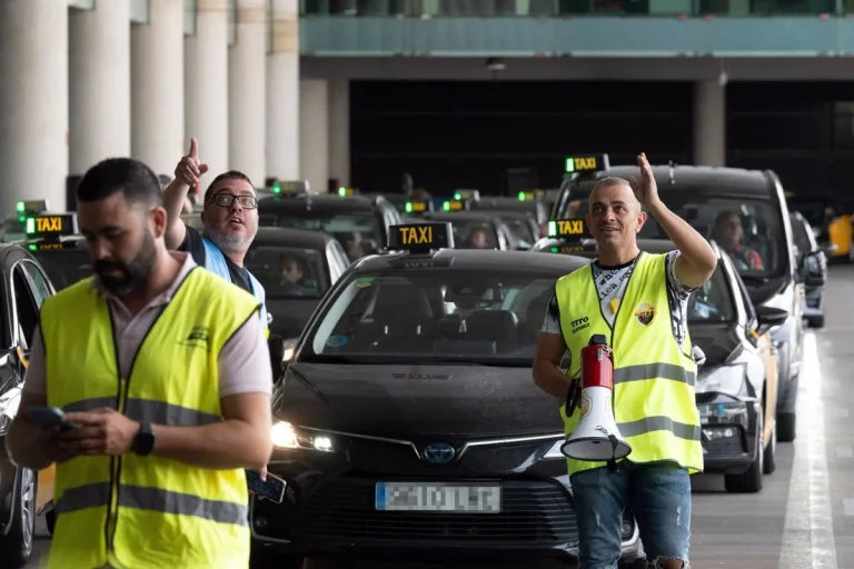 Taxistas denuncian a conductores pakistaníes por sus prácticas en Barcelona