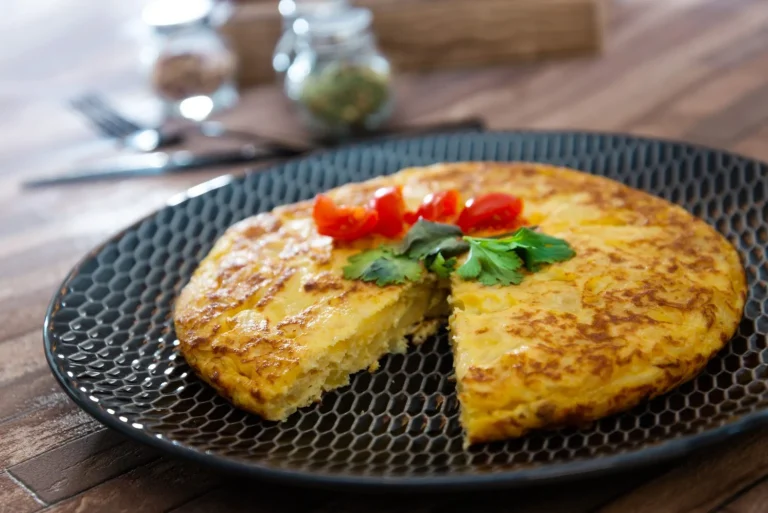 El truco de la abuela que convierte un simple huevo en la tortilla más esponjosa que probarás (y no es la harina)