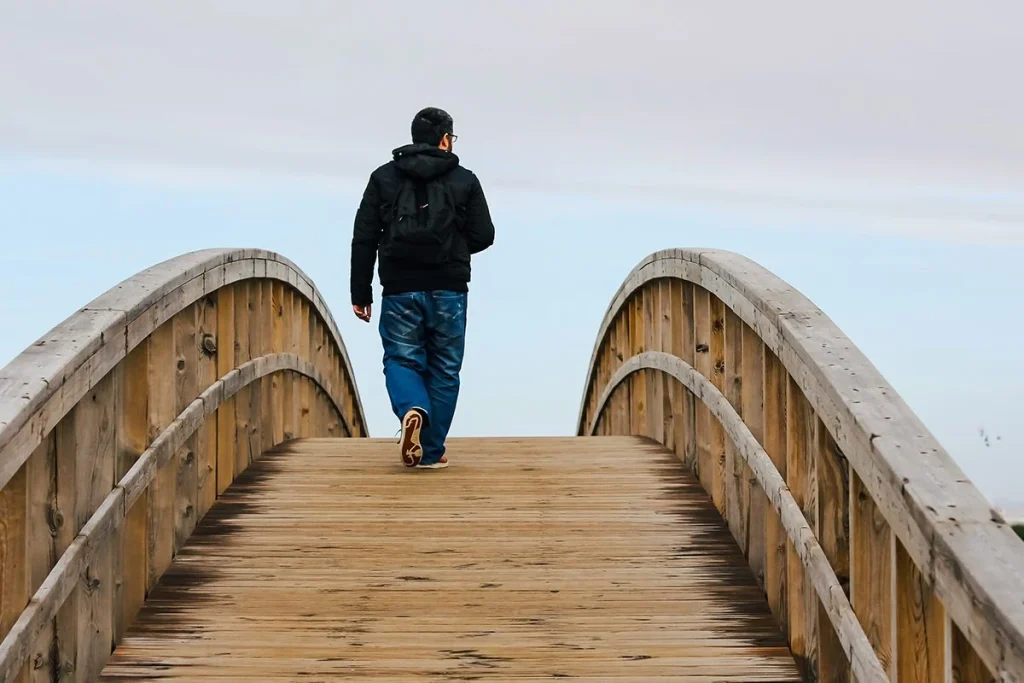 ¿ES MEJOR CAMINAR HACIA ATRÁS?