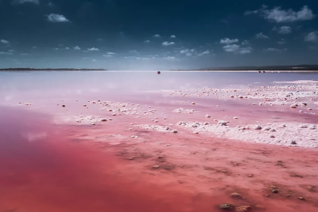 ¿POR QUÉ ESTE LAGO DE ÁFRICA ES ROJO?