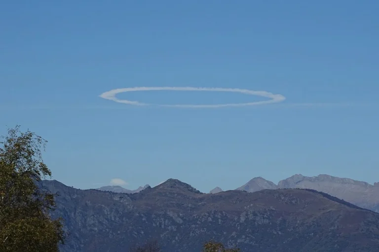 ¿Qué son los misteriosos anillos negros que han aparecido en distintos países del mundo?