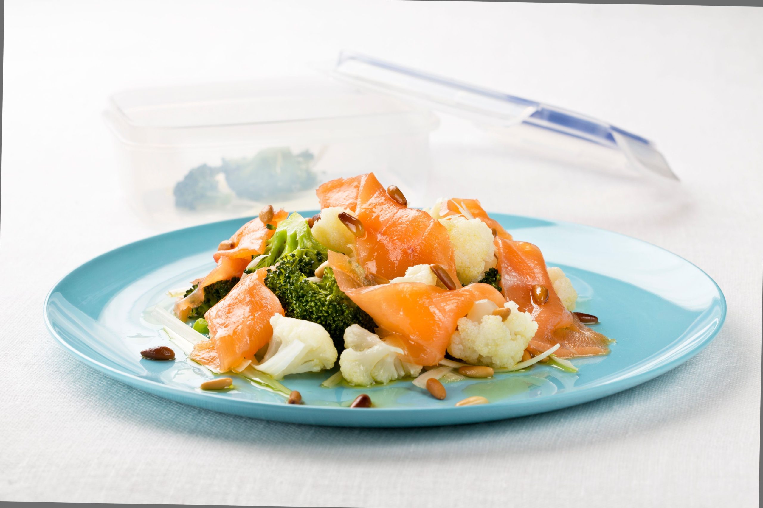 15 SALMON NORUEGO AHUMADO CON ENSALADA DE BROCOLI Y COLIFLOR Angel Robledo scaled