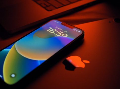 APPLE INVADE LA PRIVACIDAD DE LOS USUARIOS APPLE INVADE LA PRIVACIDAD DE LOS USUARIOS