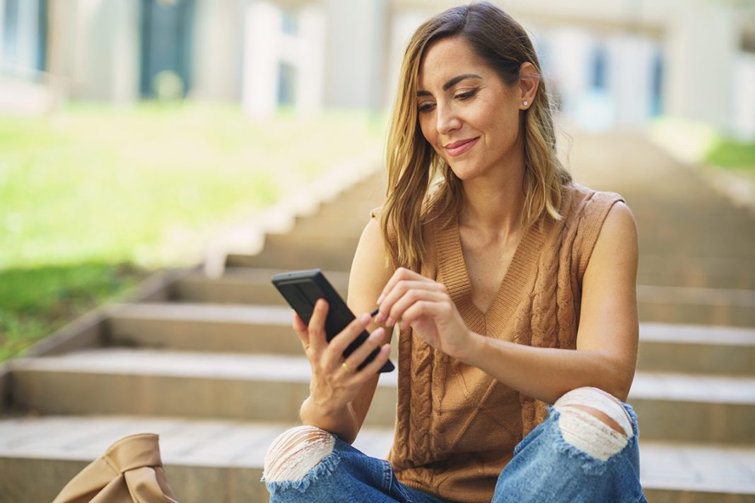 BUSCAR AYUDA PROFESIONAL PARA ACABAR CON LA ADICCIÓN AL MÓVIL