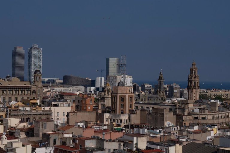 Barcelona monta en 10 días un bloque de pisos públicos con terraza para jóvenes y familias: rápido, barato y con menos impacto