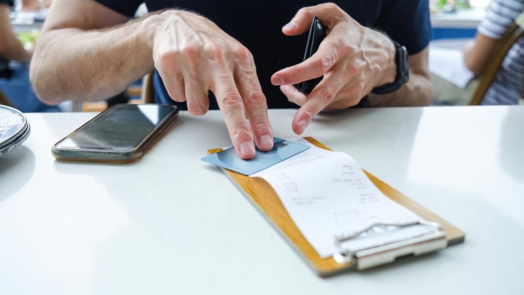 Bares y restaurantes se plantan ante la costumbre de pagar por separado: ¿qué dice la ley?