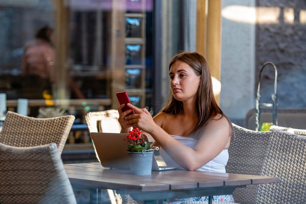 CÓMO NAVEGAR DE FORMA SEGURA EN UNA RED WIFI PÚBLICA
